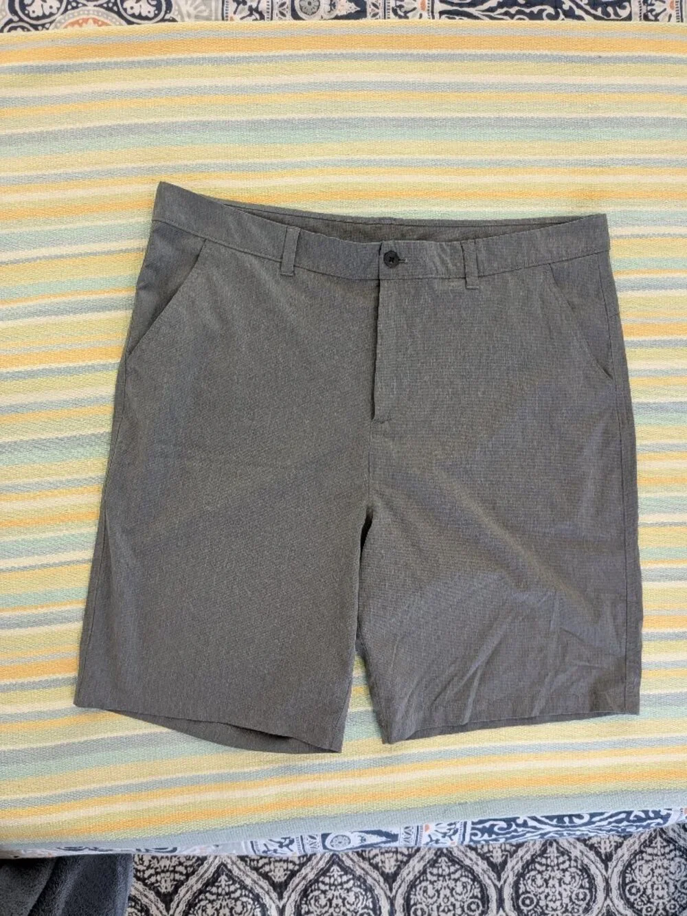 ⭐ Men's Gray Old Navy Active flat front shorts size 40